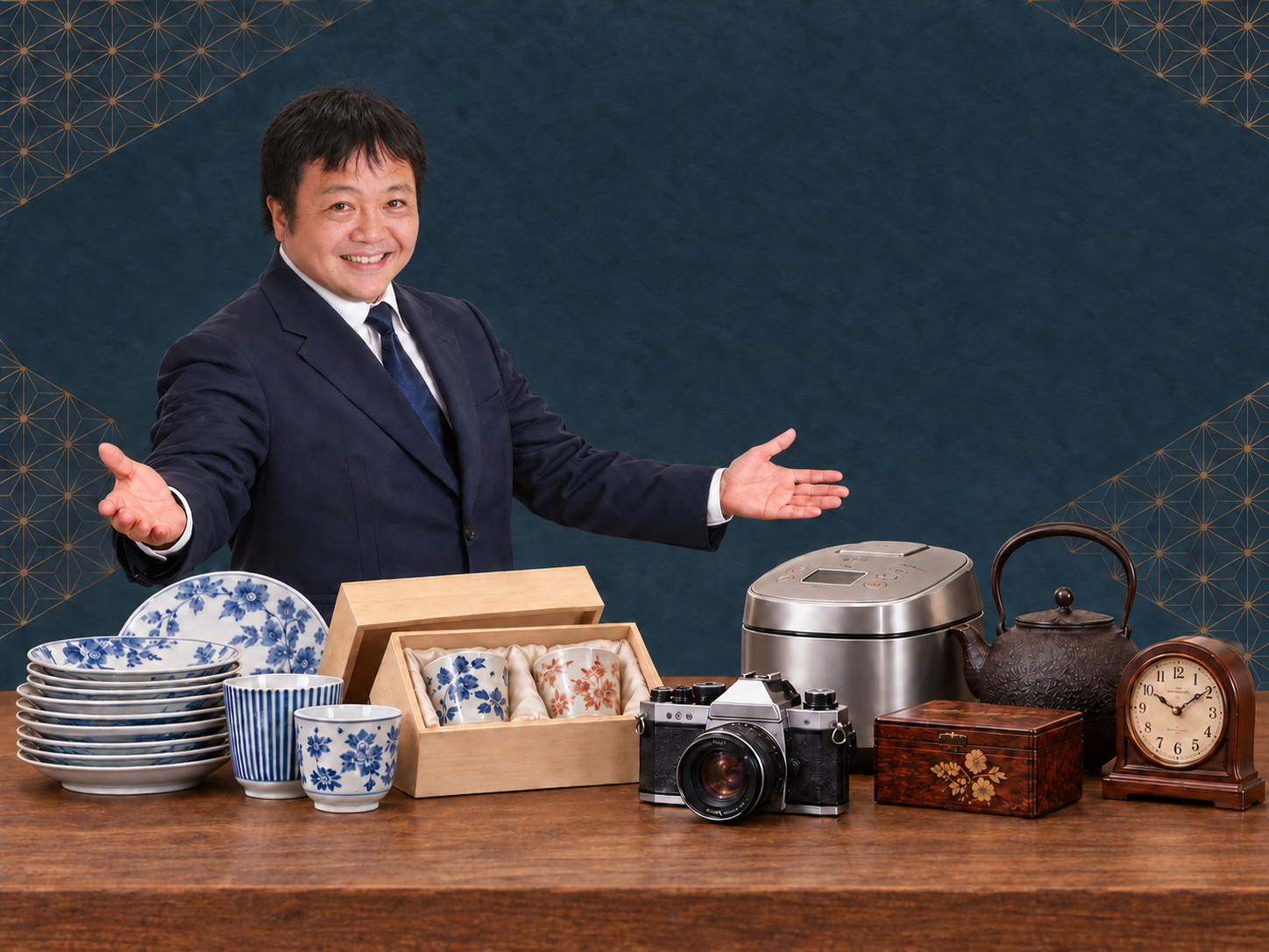 両手を広げた店長と食器・贈答品・家電などのイメージ